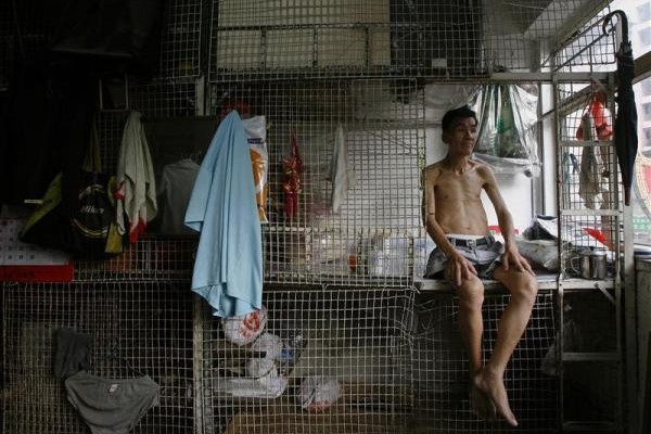 ΑΠΙΣΤΕΥΤΕΣ ΕΙΚΟΝΕΣ: Zoυν σε συρμάτινα κλουβιά, στοιβαγμένοι ανά τριάντα σε ένα δωμάτιο!