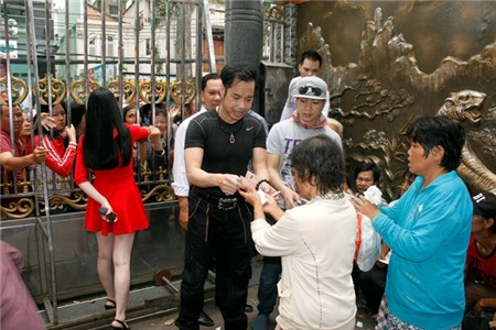 Hàng trăm người chờ Ngọc Sơn phát gạo, tiền mừng sinh nhật 