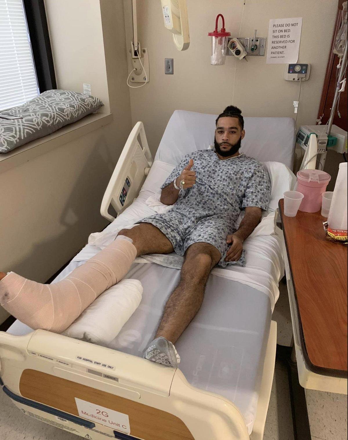 喬納森金隨後緊急送醫手術，隔（7）日他在推特上po出打石膏照片，留言感謝關心他的所有人。（翻攝自喬納森金推特）