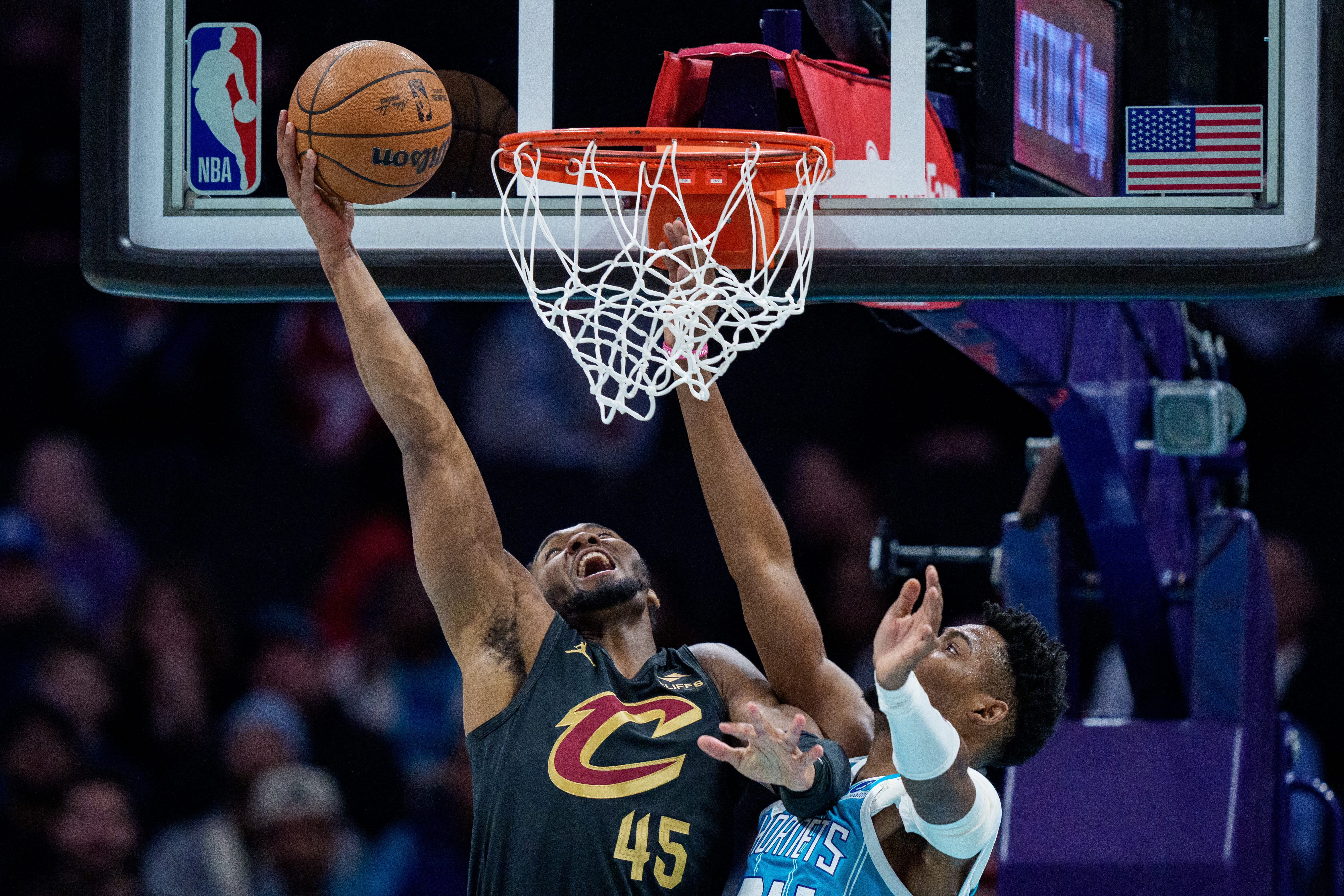 Donovan Mitchell, Jaylon Tyson help Cavaliers hold off Hornets
