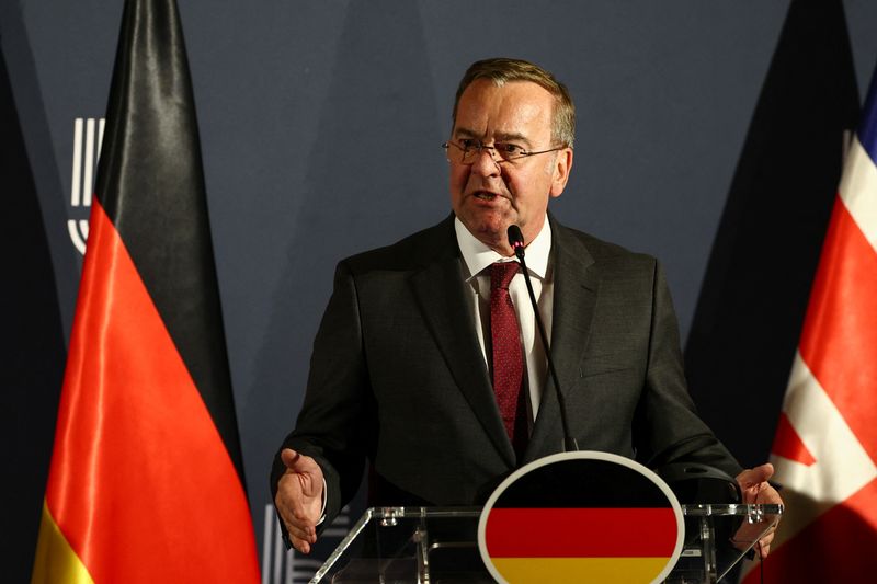 New Foto - Trump misjudged influence on Putin, German defence minister says