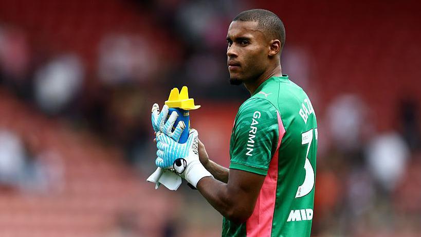 Goalkeeper Bazunu 'out for six weeks'