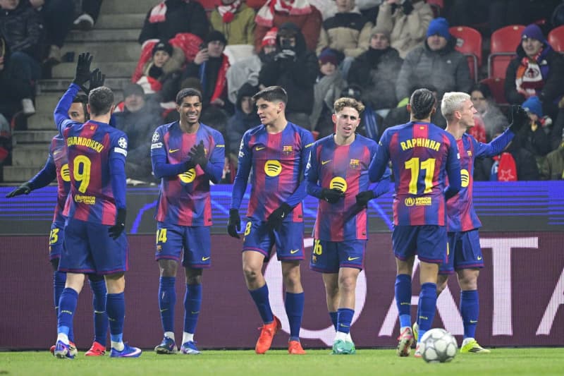 Barcelona's Dani Olmo (R) celebrates scoring his side's third goal with teammates during the UEFA Champions League soccer match between SK Slavia Prague and FC Barcelona at Fortuna Arena. Šimánek Vít/CTK/dpa
