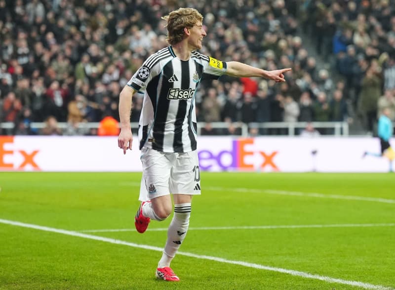 Newcastle United's Anthony Gordon celebrates scoring his side's second goal during the UEFA Champions League soccer match between Newcastle United and PSV Eindhoven at St James' Park. Owen Humphreys/PA Wire/dpa