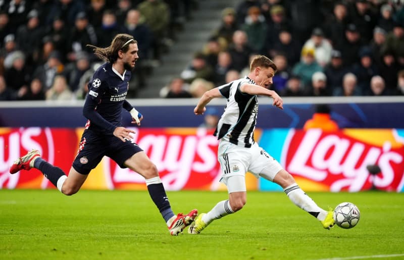 Newcastle United's Harvey Barnes (R) scores his side's third goal during the UEFA Champions League soccer match between Newcastle United and PSV Eindhoven at St James' Park. Mike Egerton/PA Wire/dpa