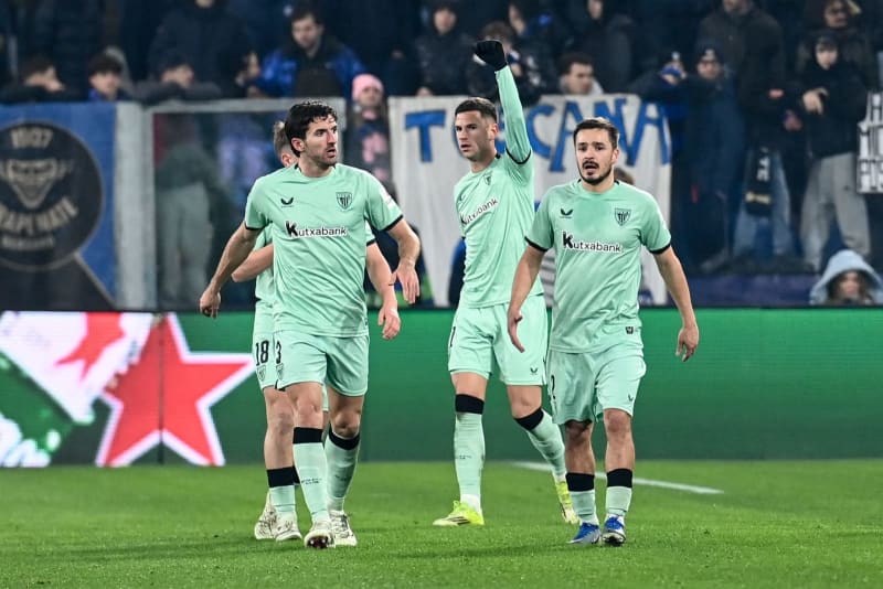 Athletic Bilbao's Gorka Guruzeta (C) celebrates scoring his side's first goal with teammates during the UEFA Champions League soccer match between Atalanta BC and Athletic Club Bilbao at the New Balance Arena. Gianluca Ricci/LiveMedia-IPA/ZUMA Press Wire/dpa