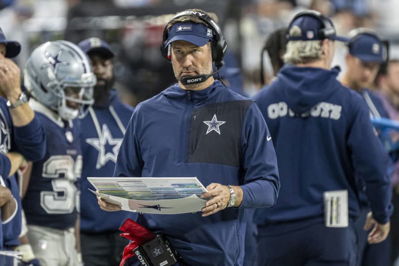 DETROIT, MI – DECEMBER 04: Dallas Cowboys head coach Brian Schottenheimer walking the sideline near the end ofthe fourth quarter during the game between Dallas Cowboys and Detroit Lions on December 4, 2025 at Ford Field in Detroit, MI /CSM Detroit United States – ZUMAc04_ 20251204_zma_c04_045 Copyright: xAllanxDranbergx