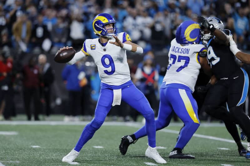 CHARLOTTE, NC – JANUARY 10: Los Angeles Rams quarterback Matthew Stafford 9 throws a pass during the NFC Wildcard playoff game against the Carolina Panthers on January 10, 2026 at Bank of America Stadium in Charlotte, North Carolina. Photo by Joe Robbins/Icon Sportswire NFL, American Football Herren, USA JAN 10 NFC Wildcard Rams at Panthers EDITORIAL USE ONLY Icon573260110014