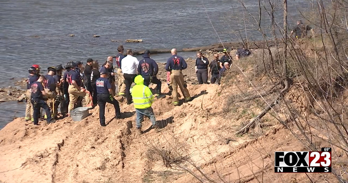 Tunnel collapse kills man digging for copper wire along river, Oklahoma cops say