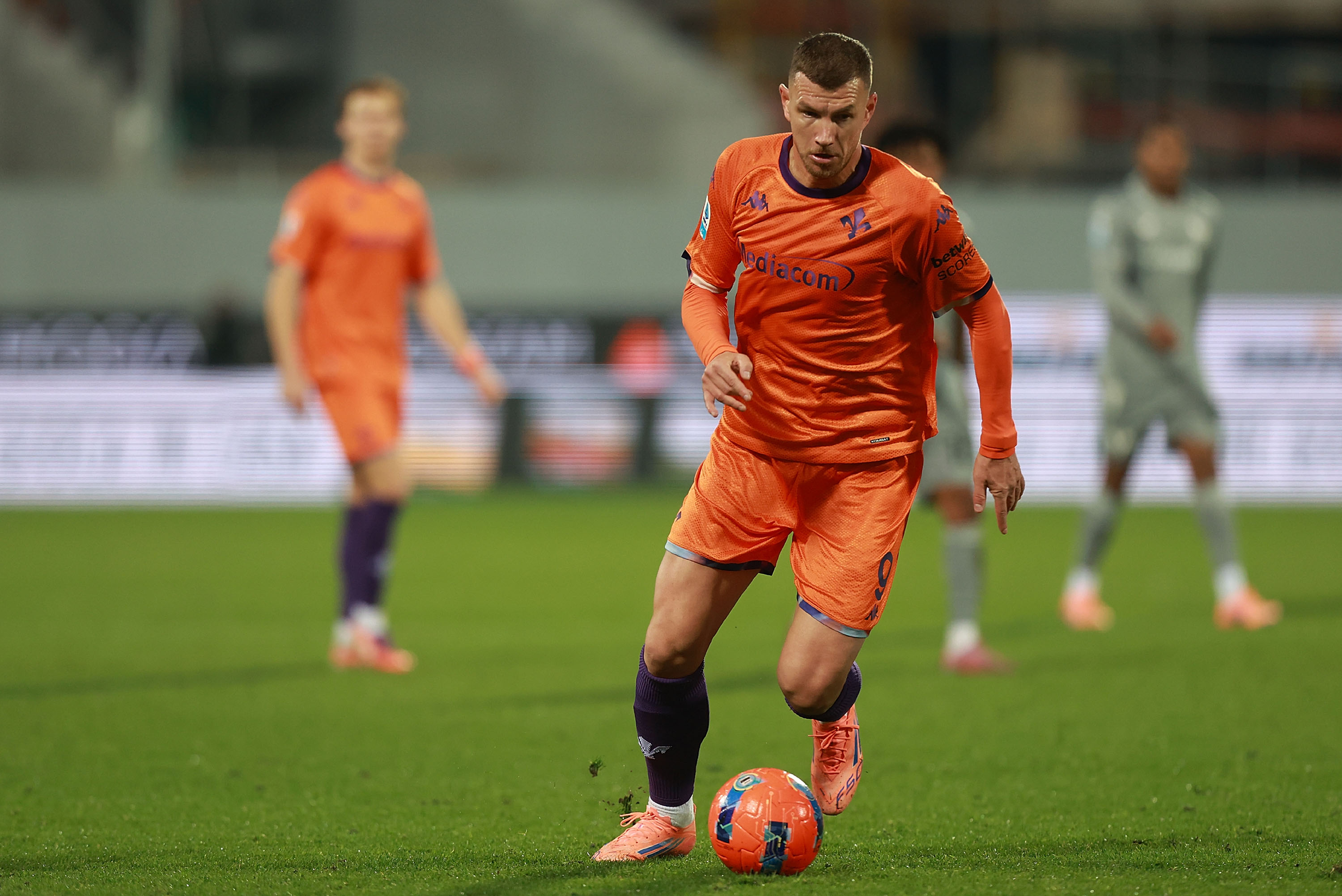 🎥 2026 feels like a fever dream: Schalke fans welcome Dzéko