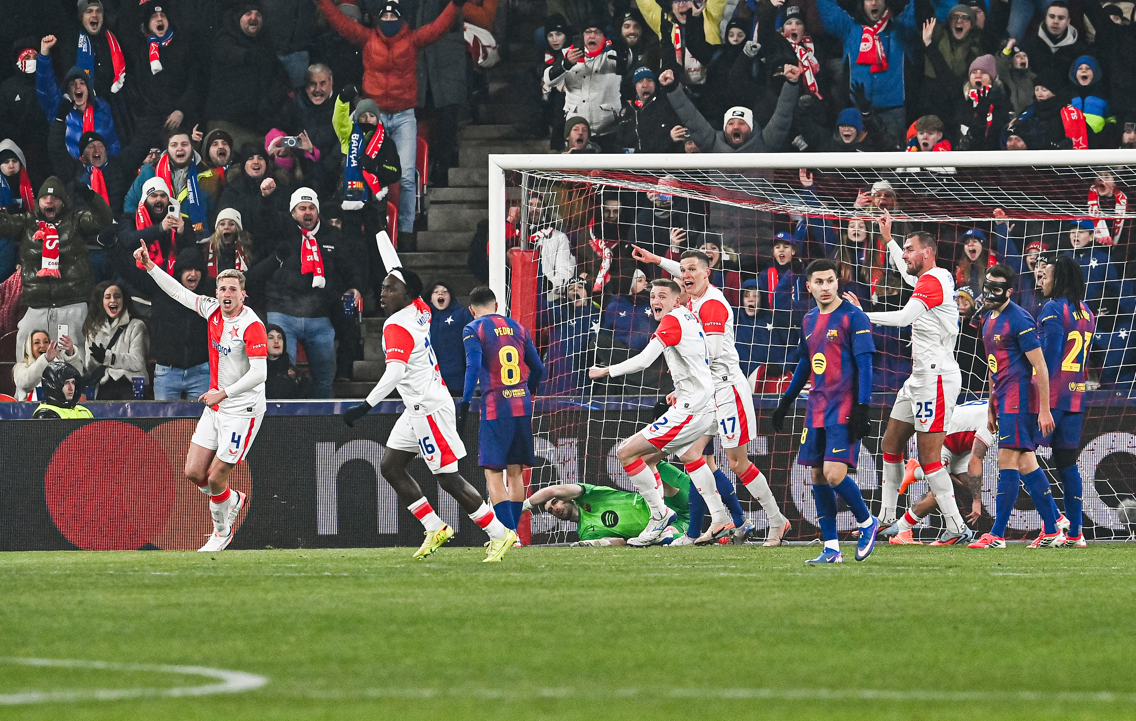 Barcelona set UCL record as top eight qualification hangs in balance 🤿