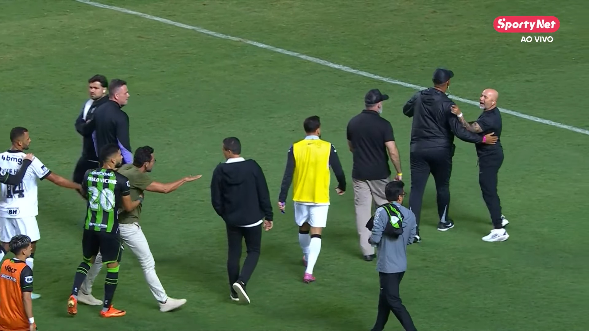 🤔 Called him... shorty? Sampaoli and A. Valentim spark row in derby