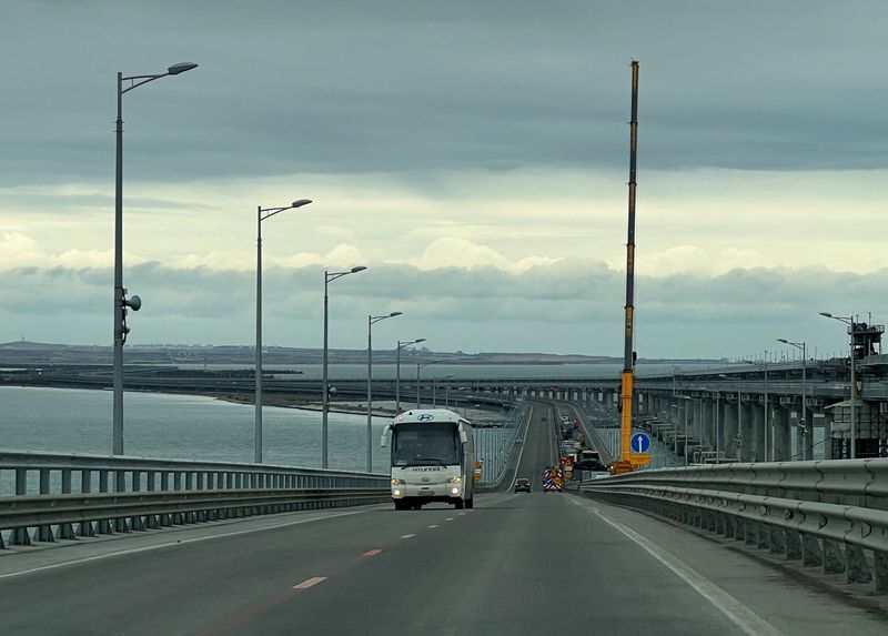 Мост через керченский пролив. Крымский мост 8 октября 2022. Кая обстановка на крымском мосту. Крымский мост автомобильное движение. Кая обстановка на крымском мосту.