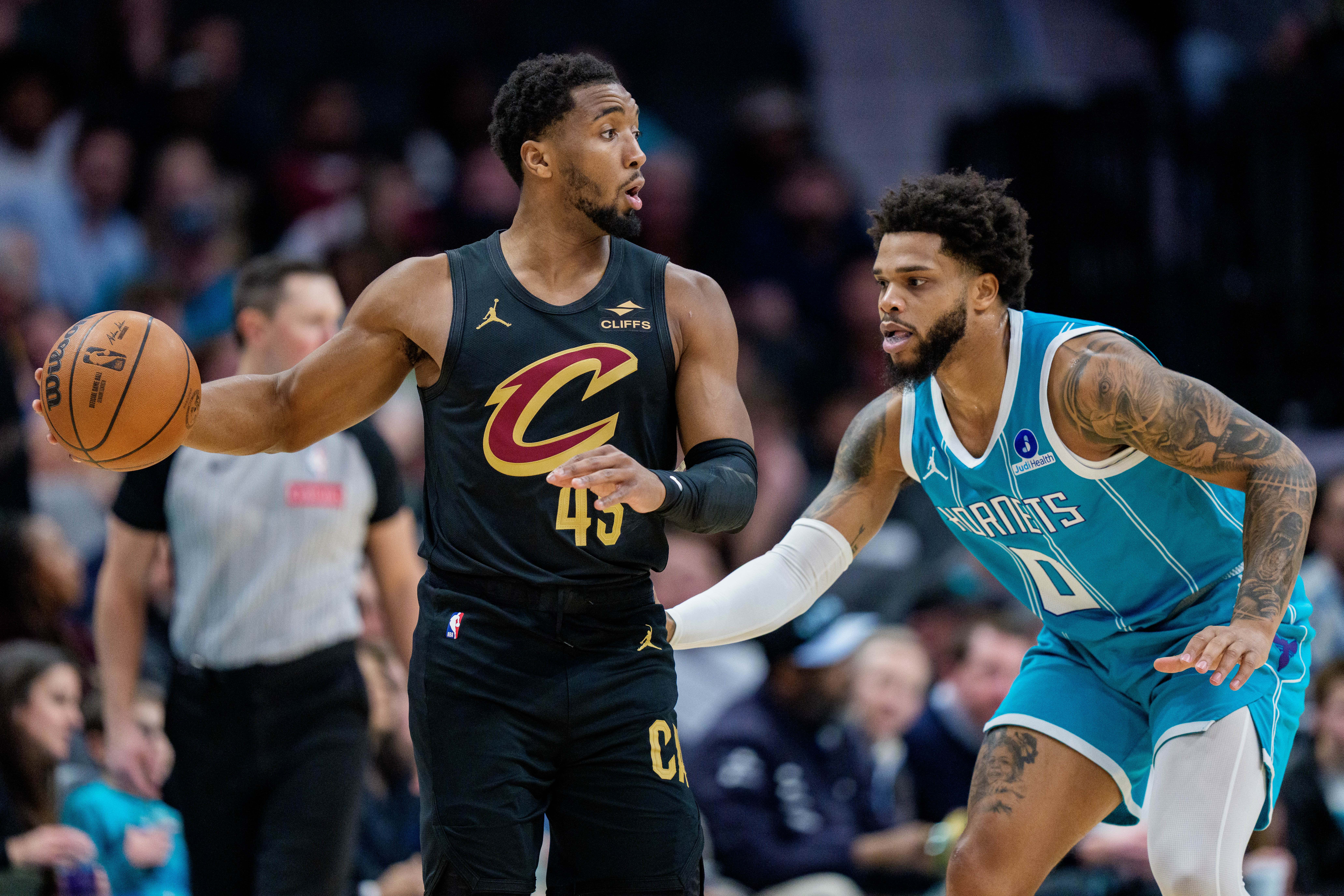 Cavs hang on after shaky second half, defeat Hornets 94-87