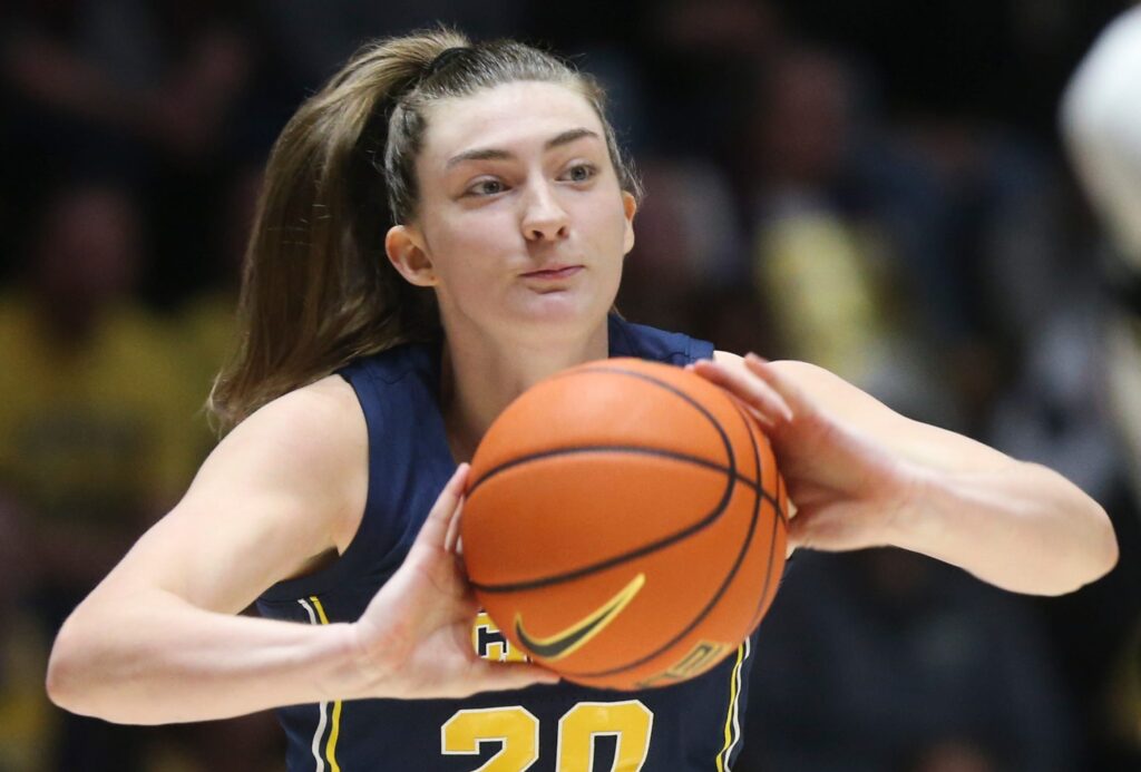 Michigan Wolverines forward Alyssa Crockett