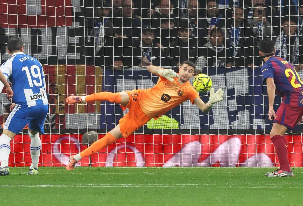 Joan García goes back to Espanyol: Barça’s ‘science fiction’ keeper saves the day