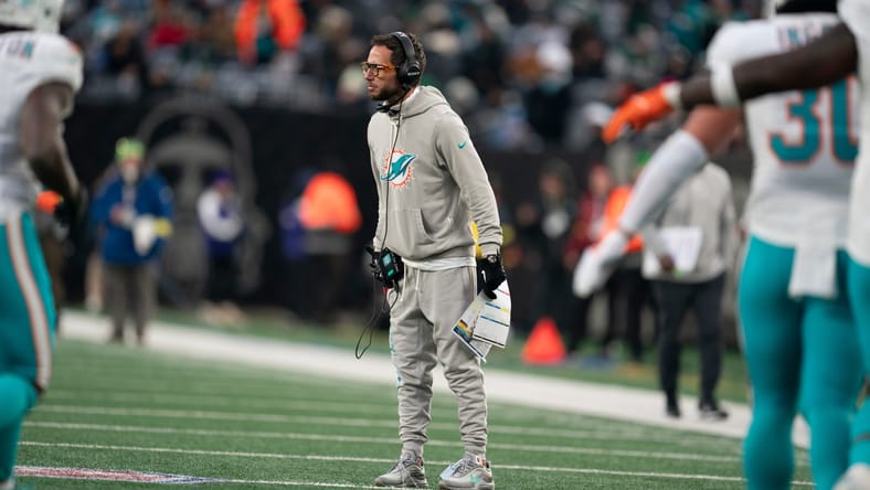 Mike McDaniel on the sideline during Dolphins game at MetLife Stadium