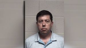 Metro Atlanta police searching for man accused of kidnapping his child