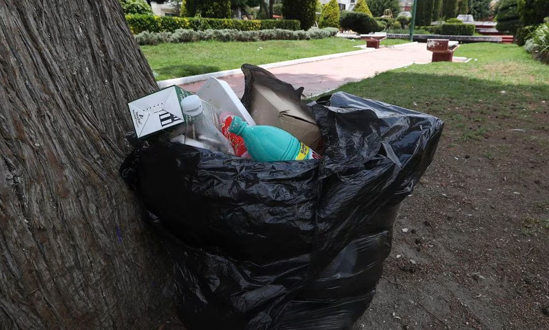Tirar basura; una de 41 conductas que son sancionadas en el Edomex