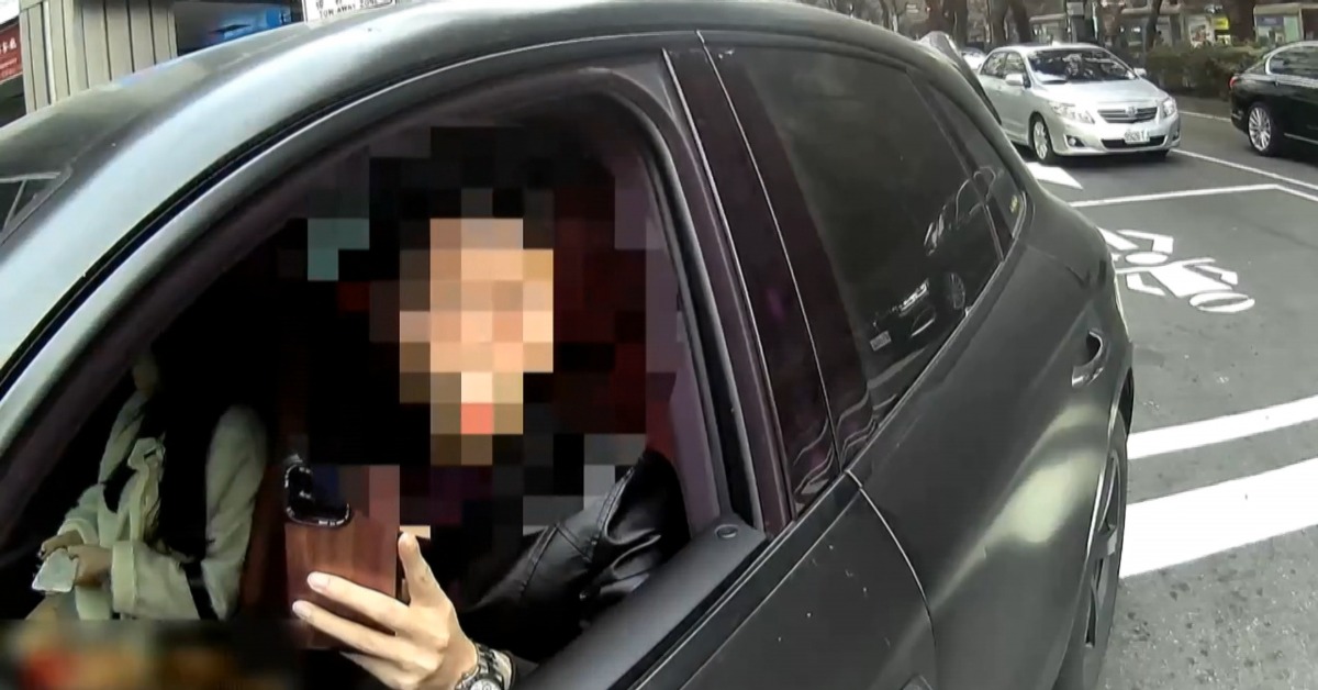 警在東區商圈拔槍！ 一車4人飄酒味、拒熄火下車